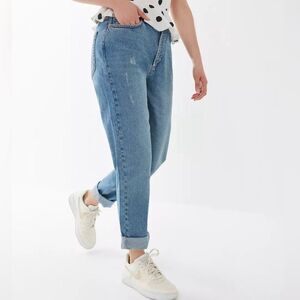 BDG High-Rise Mom Blue Jeans with Distressing in Women's Size 34 NWT